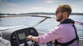 AMT 230 GP åker i vattnet en solig dag