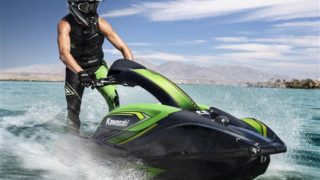 Kawasaki SX-R ståuppmaskin åker genom vågorna