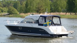 Aquador 23 HT åker i lugn sjö