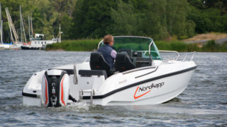 Nordkapp Enduro 605 åker i vattnet