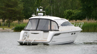 Forbina 36 CC åker i lugnt vatten