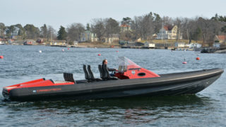 Carbotech 38 med Mercruiser motor åker i vattnet