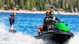Kawasaki STX 160LX med wakeboard efter sig
