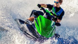 Kawasaki STX 160LX i grön färg åker i vattnet