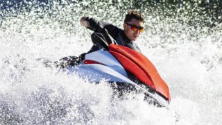 Kawasaki STX 160 åker igenom vågorna