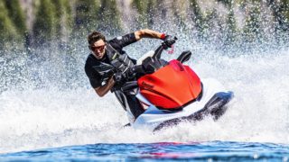 Kawasaki STX 160 röd vattenskoter i vattnet