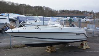 Ryds 510 GTI stående på land