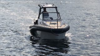 Agapi 800 åker i vattnet