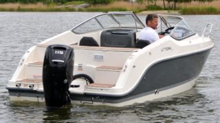 Uttern T57 med Mercury motor