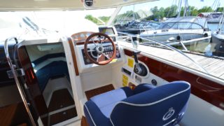 Aquador 23 HT förarsäte