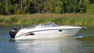 AMT 230 DC i profil i vattnet.