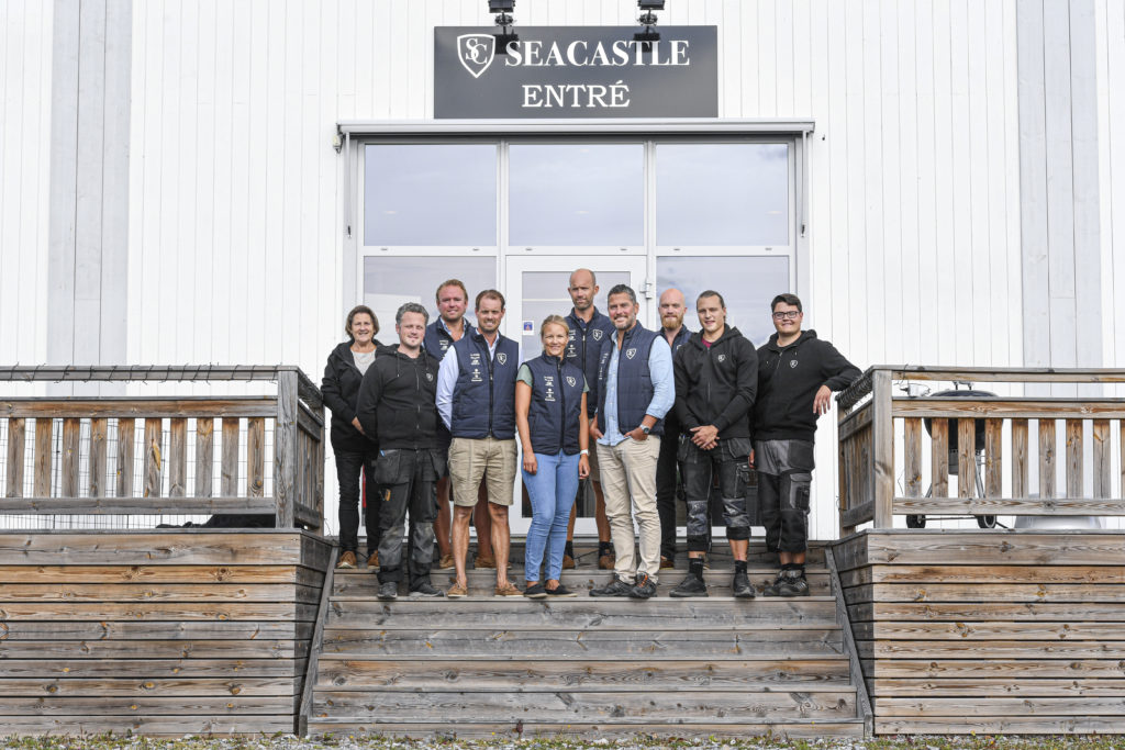 Seacastles personal framför anläggningen på Lidingö