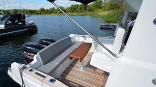 Beneteau Barracuda 9 aktre soffa med bord.
