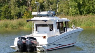 Beneteau Barracuda 9 med dubbelmontage snett bakifrån.