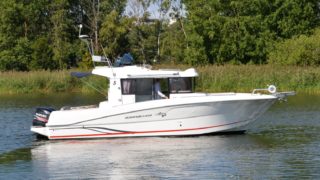 Beneteau Barracuda 9, profilbild i vattnet.