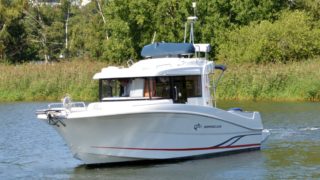 Beneteau Barracuda 9 snett framifrån i vattnet.