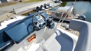Beneteau Barracuda 9, förarplats på flybridge.