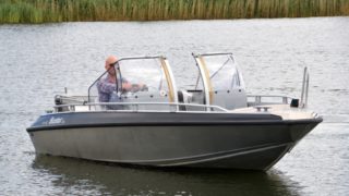 Buster LX snett framifrån i Kyrkviken.