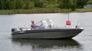 Buster LX i profil i Kyrkviken.