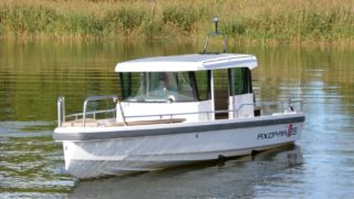 Axopar 28 framifrån vit