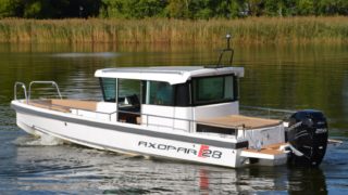 Axopar 28 AC, snett bakifrån