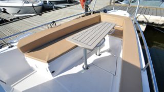 Axopar 28 solbädd i fören