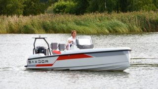 Saxdor 200 Sport från sidan i sjön