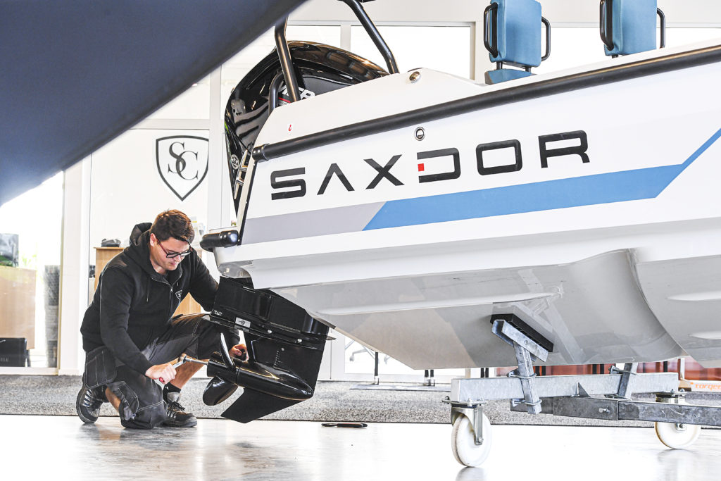 Mekaniker som jobbar med en Saxdor båt