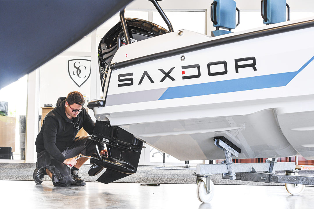 Mekaniker som jobbar med en Saxdor båt