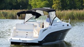 Sea Ray 255 Sundancer bakifrån i vattnet.