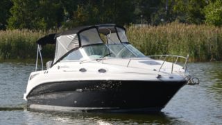 Sea Ray 255 Sundancer snett framifrån i vattnet.