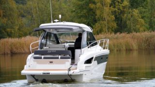 Bavaria 33 S HT bakifrån