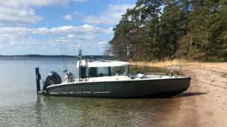 XO 240 Cabin 2012 vid en strand