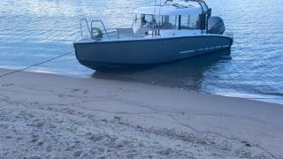 XO 240 Cabin uppdragen på strand